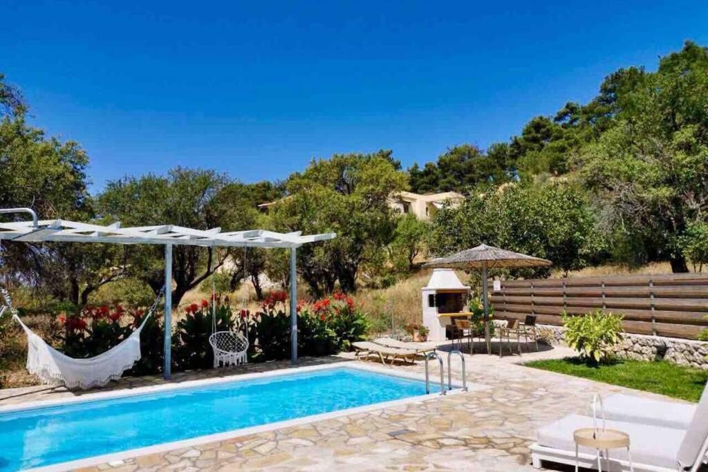 卡拉米锡Sea Breeze Apartments - n.1 with private pool的房屋旁带吊床的游泳池