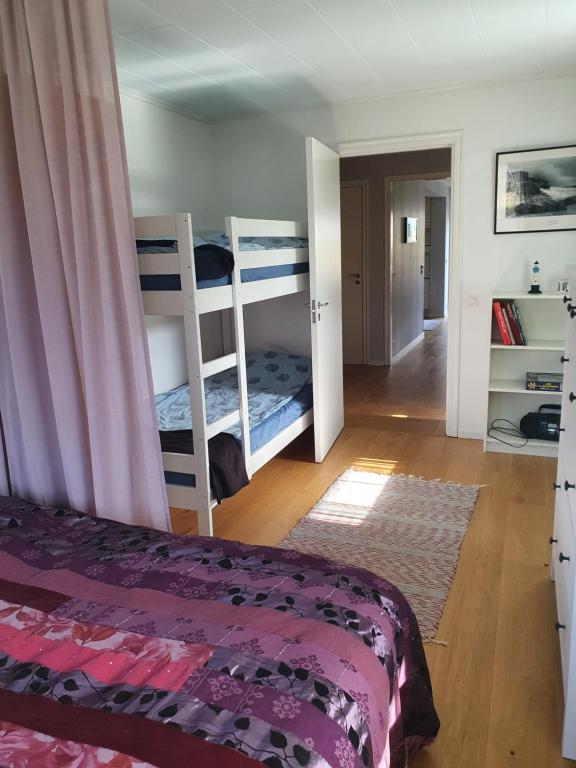 Skärgårdsidyll på Björkö med gångavstånd till havet客房内的一张或多张双层床
