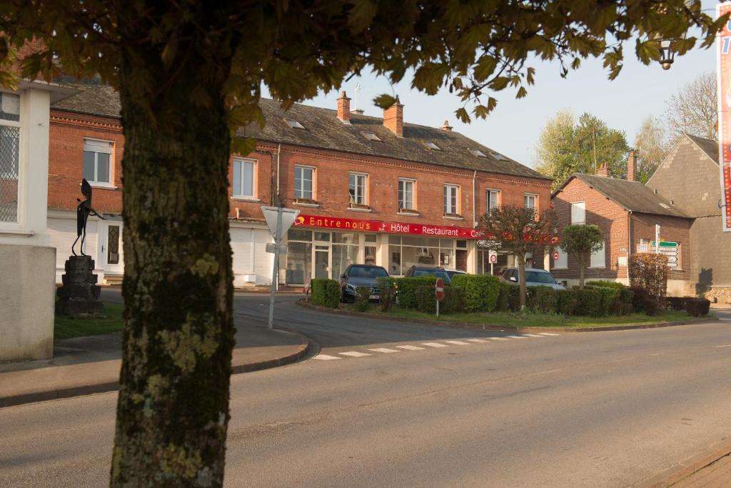 Rozoy-sur-Serre恩特雷里奥斯酒店的城镇中一条有建筑和树的街道