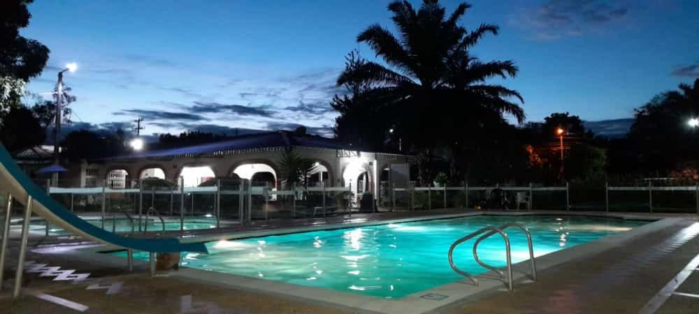 比亚维森西奥Club Bella Suiza - Carlos Ossa Escobar的游泳池(带滑梯)