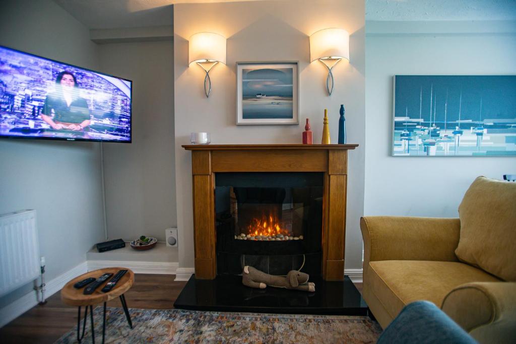 斯莱戈Garavogue Villa的客厅设有壁炉和电视。