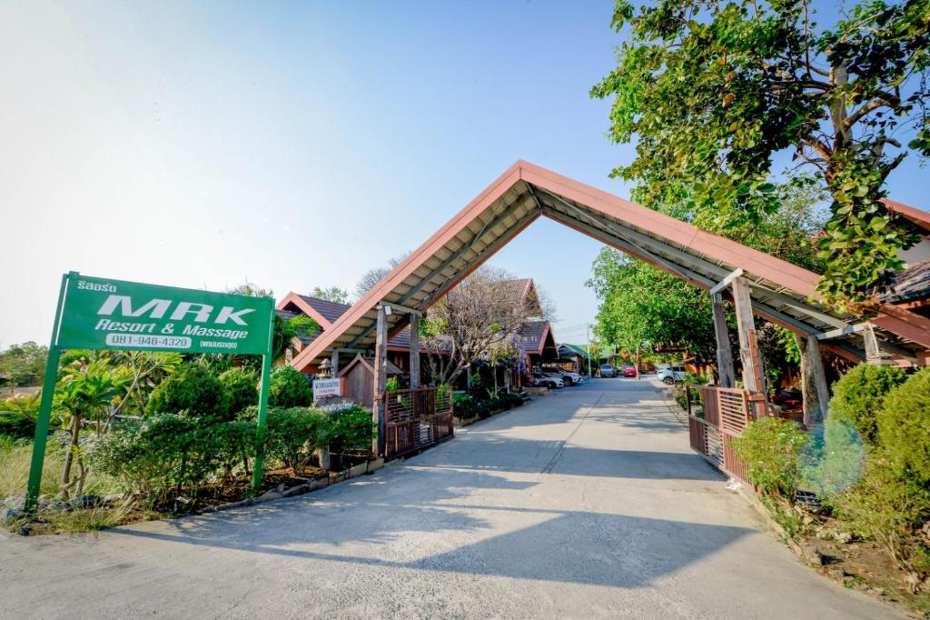 华富里MRK Resort & Massage的路标上的桥梁