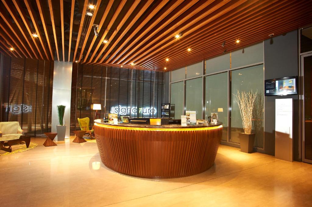吉隆坡吉隆坡服务式套房签名酒店的大楼内带酒吧的大堂