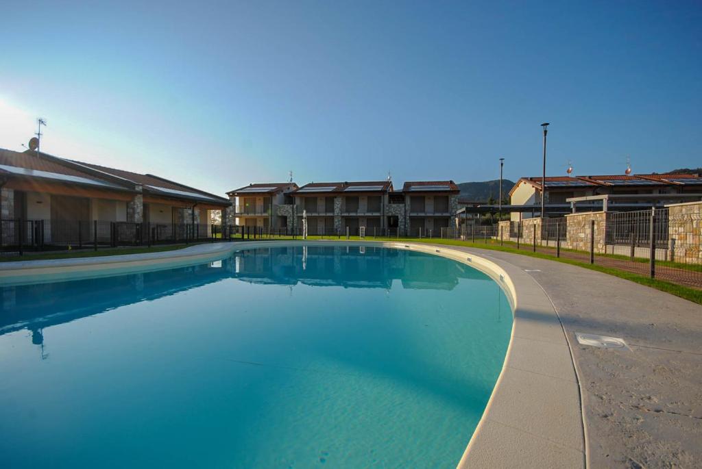 ApartmentsGarda - Garda31 Residence内部或周边的泳池