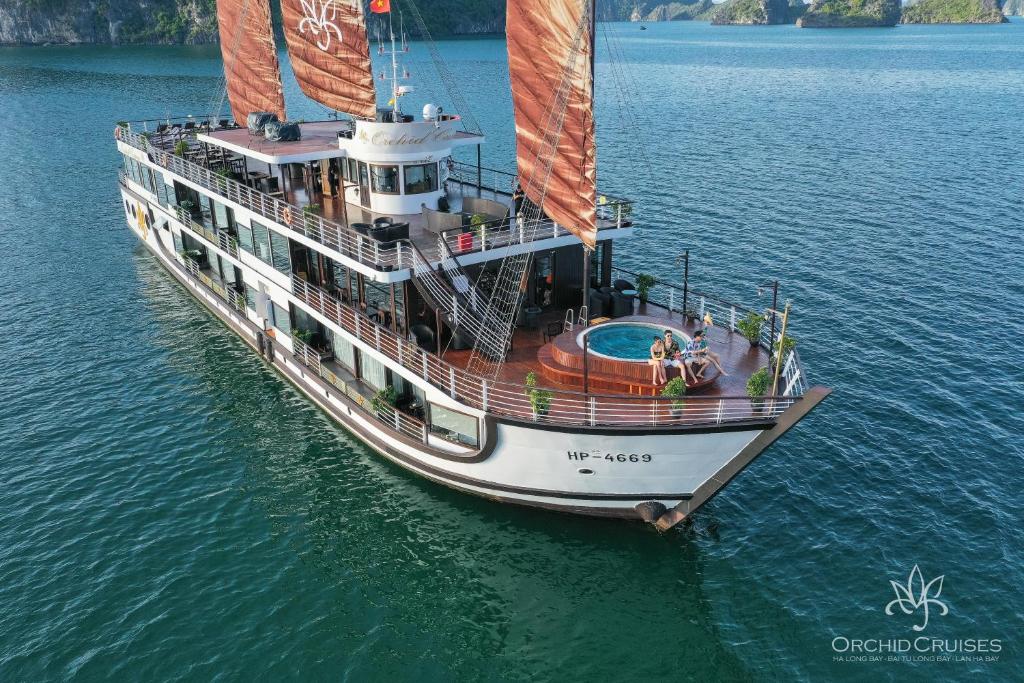 下龙湾Orchid Classic Cruise的漂浮在水中的一艘大船