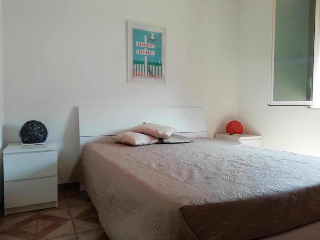 新福卡Casa Vacanza Olimpia的一间卧室配有一张带两个枕头的床