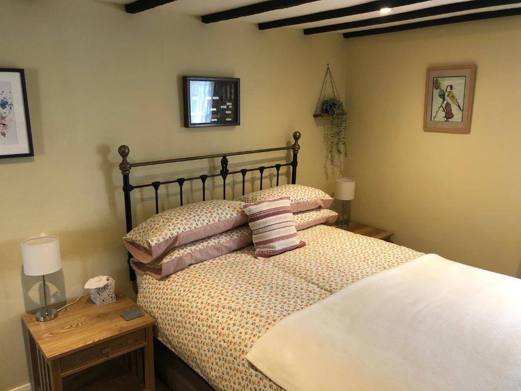 佩文西Oriel Cottage的一间卧室配有带枕头的床