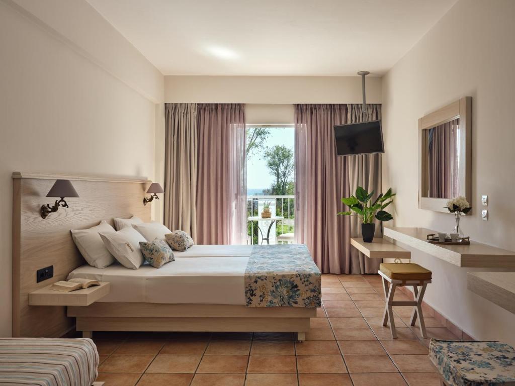 拉加纳斯Nemesis Aparthotel的酒店客房设有床和窗户。