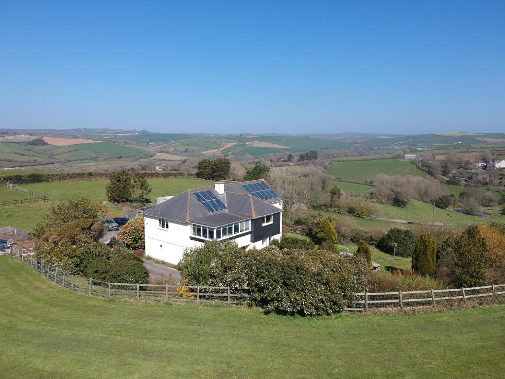 金斯布里奇Merrifield House Devon的享有房子的空中景色,上面设有太阳能电池板