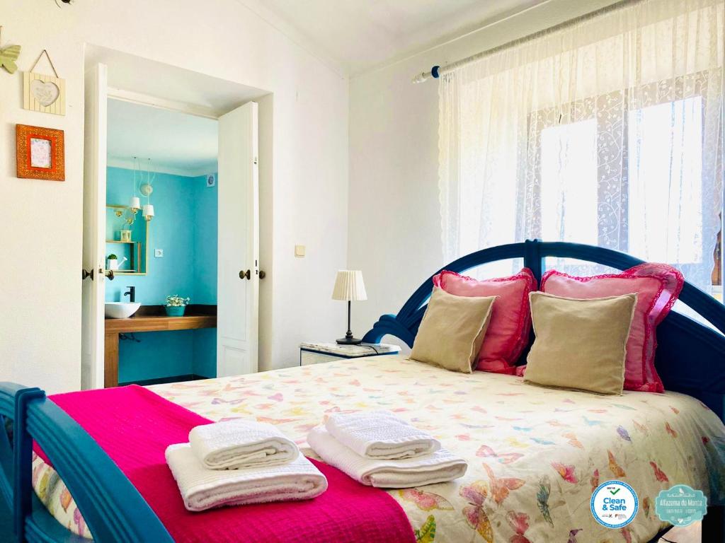 Santa MartaCasa Alfazema do Monte的一间卧室配有一张大床和毛巾