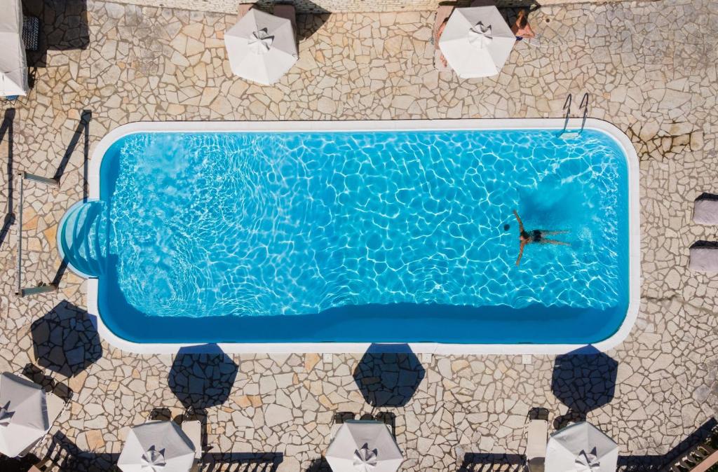 阿基奥斯·伊奥尼斯·佩里斯特Aurora Beach Hotel的游泳池内人头顶的景色
