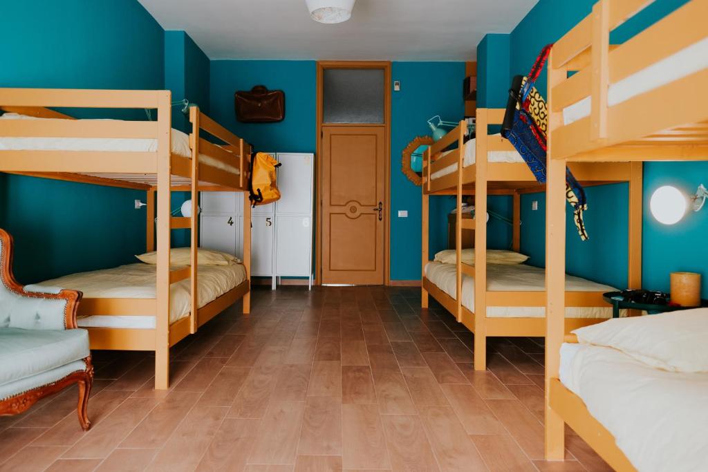 巴里Habari We Dorm的一间设有四张双层床和蓝色墙壁的客房