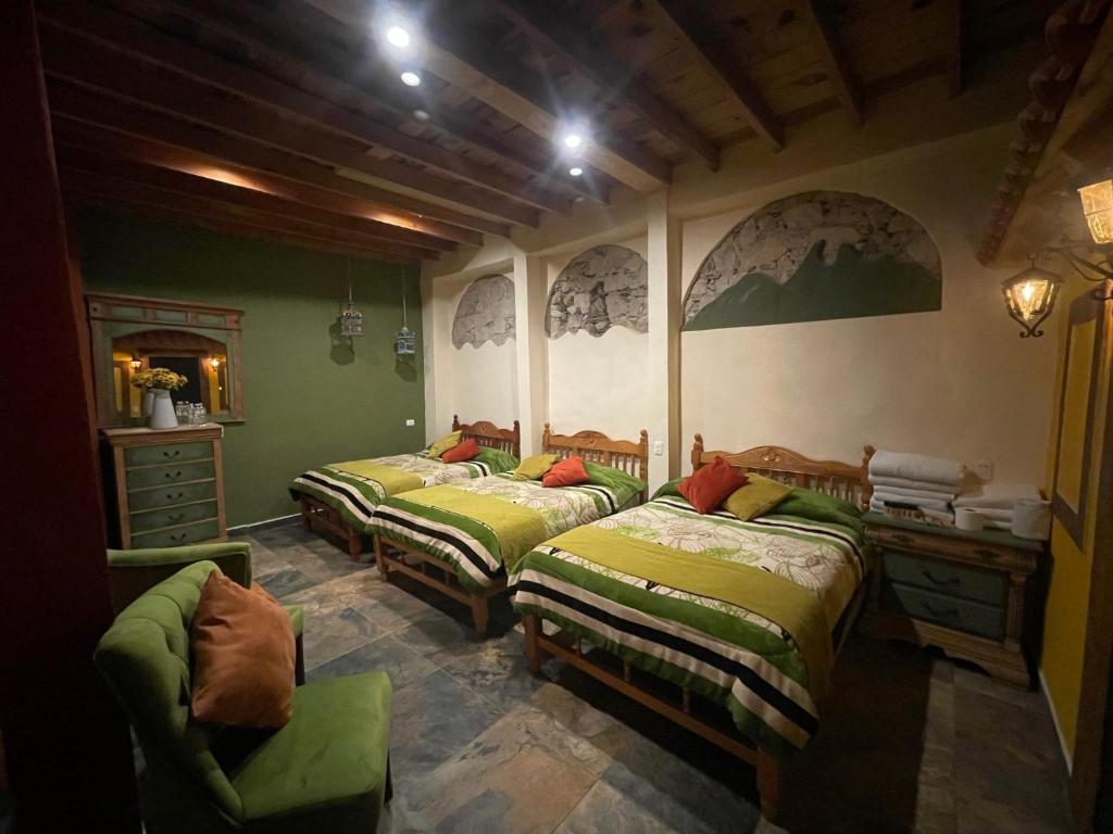 雷亚尔卡托尔塞Hotel Hacienda Encantada的一间卧室配有两张床和椅子