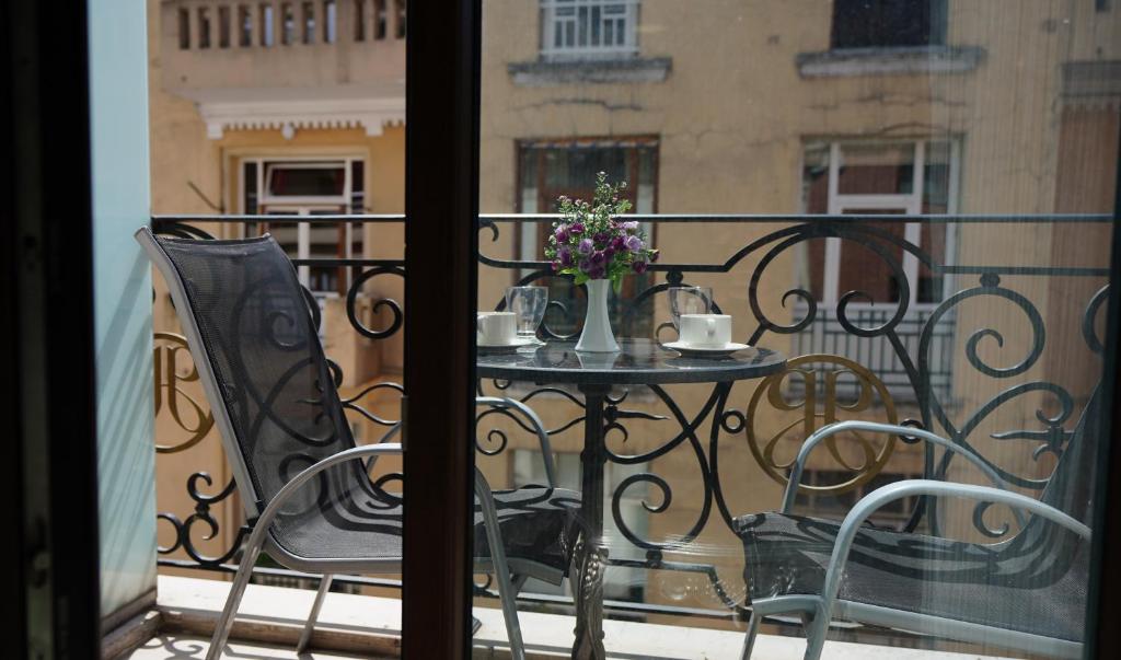 伊斯坦布尔Hotel Gritti Pera & Spa的阳台上的花瓶桌子