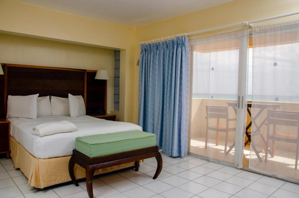 基督教堂市无限海滨酒店的酒店客房设有一张床和一个阳台。
