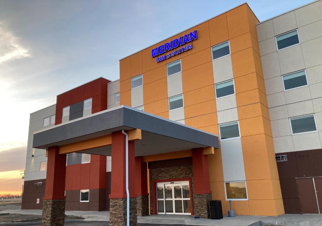 里贾纳Meridian Inn & Suites Regina Airport的上面有标志的医院大楼