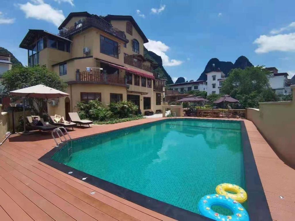阳朔阳朔可可花园度假酒店的房屋前的大型游泳池