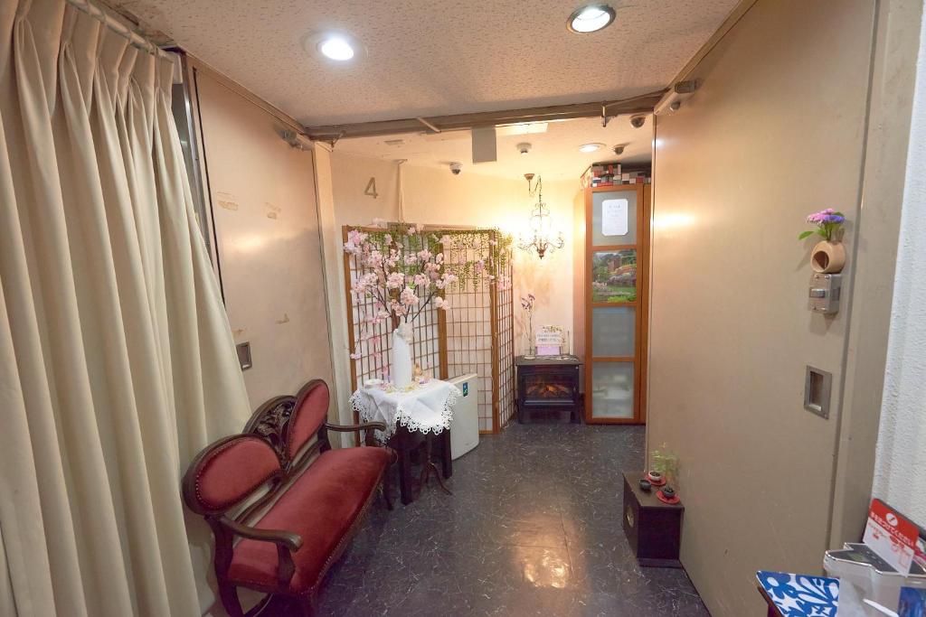 大阪ホテル4Fマカロニ的客厅配有两把椅子和一张桌子