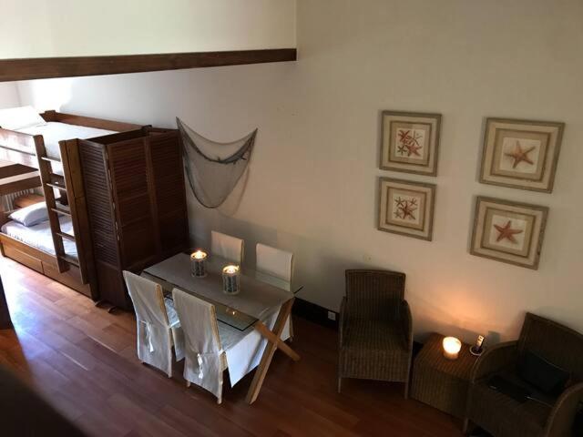 孔波尔塔T1 Troia Resort - Praia Mar的客房设有桌椅和一张双层床。