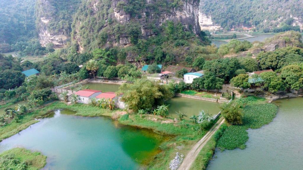 宁平Trang An Pristine View homestay的河流中小岛屿的空中景观