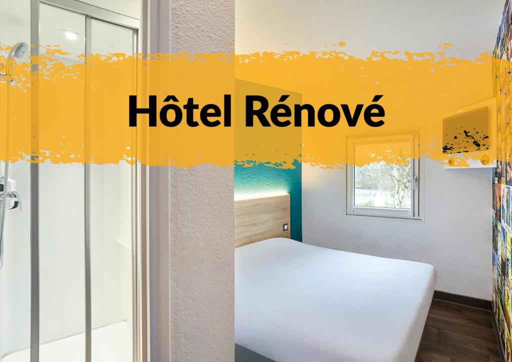 尚贝里hotelF1 Chambéry Nord Rénové的一间设有床铺的客房和酒店移除标志