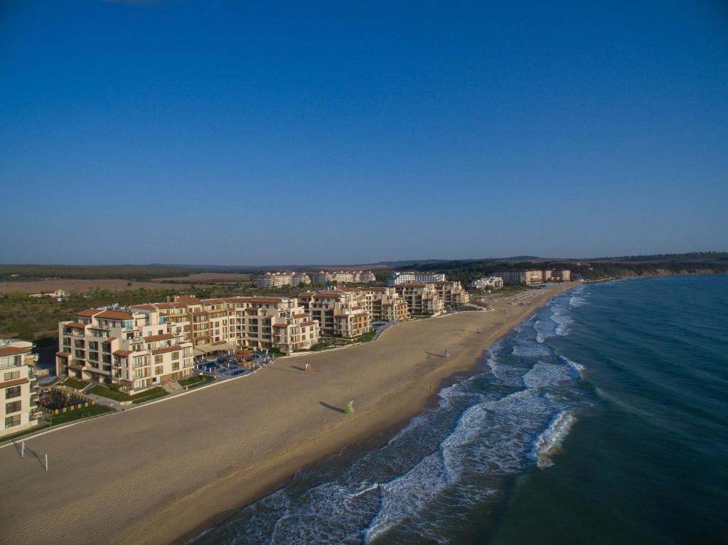 奥布佐尔Obzor Beach Resort的享有海滩的空中景色,设有建筑和海洋
