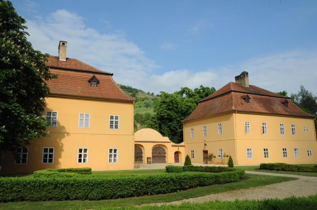 托考伊Rákóczi-Dessewffy Kastély Vendégház的红色屋顶的大型黄色房屋