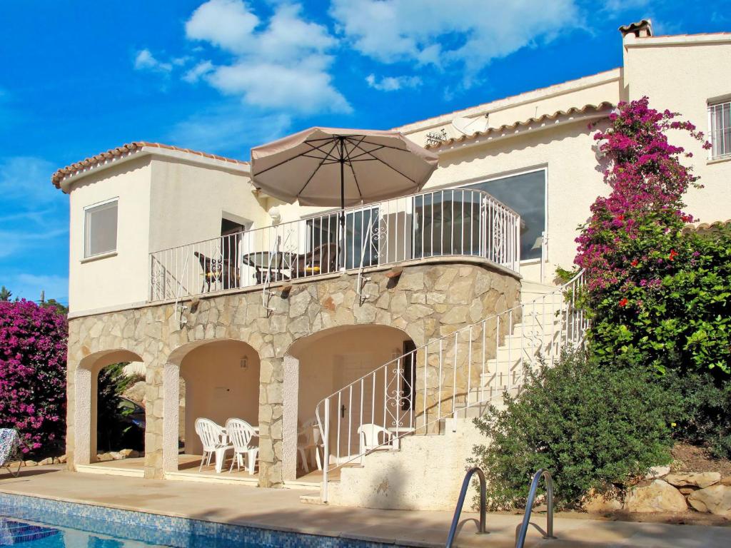 莫莱拉Holiday Home San Jaime Golf - MRA710 by Interhome的带阳台的房屋,配有遮阳伞