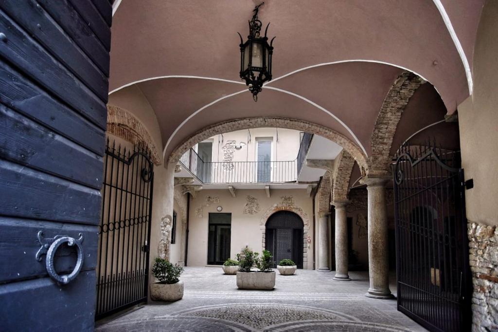 代森扎诺-德尔加达Corte Trento的一条带门和灯具的小巷