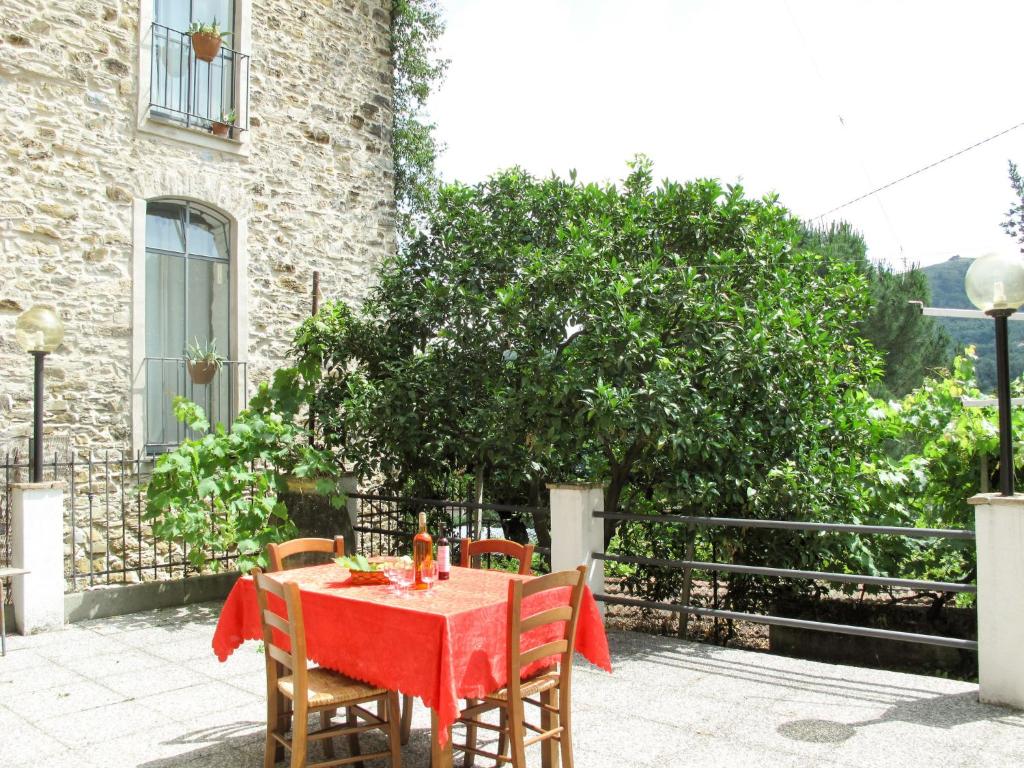 Costa CarnaraHoliday Home Casa Simona - DOL134 by Interhome的露台上的一张桌子和红色桌布