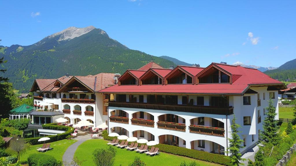 埃尔瓦尔德阿尔卑公馆度假酒店的一座大酒店,背景是一座山