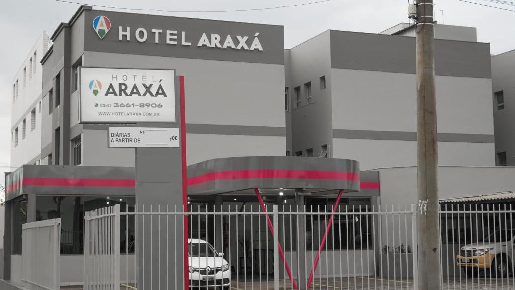 阿拉沙Hotel Araxá的一间酒店,位于酒店外,设有停车场