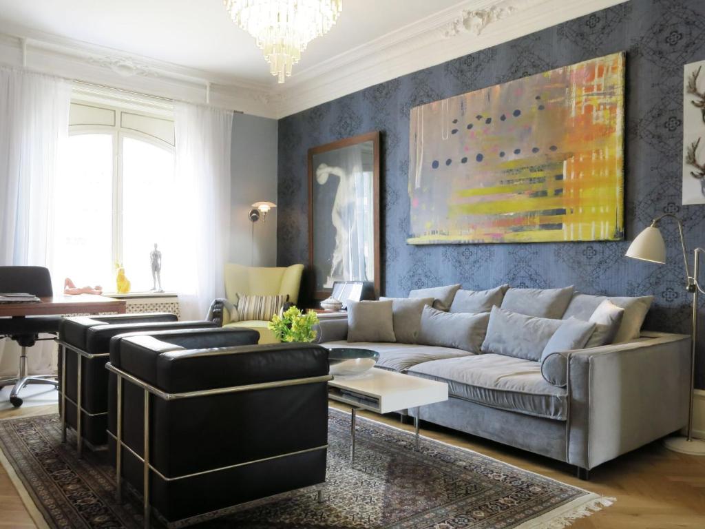 哥本哈根ApartmentInCopenhagen Apartment 1290的客厅配有沙发和桌子