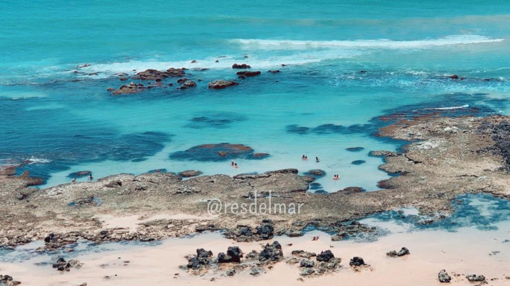 巴伊亚福尔莫萨Pousada ResDelMar的享有岩石海滩和海洋的空中景致