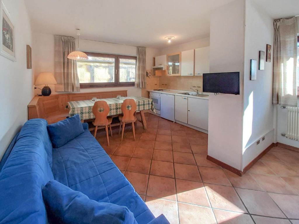 阿尔巴迪卡纳泽伊Apartment Roacia by Interhome的一间带蓝色沙发的客厅和一间厨房