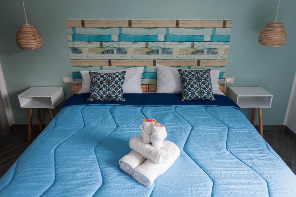 巴勒莫La Piccola Formica Charme Rooms的一间卧室配有蓝色的床和毛巾