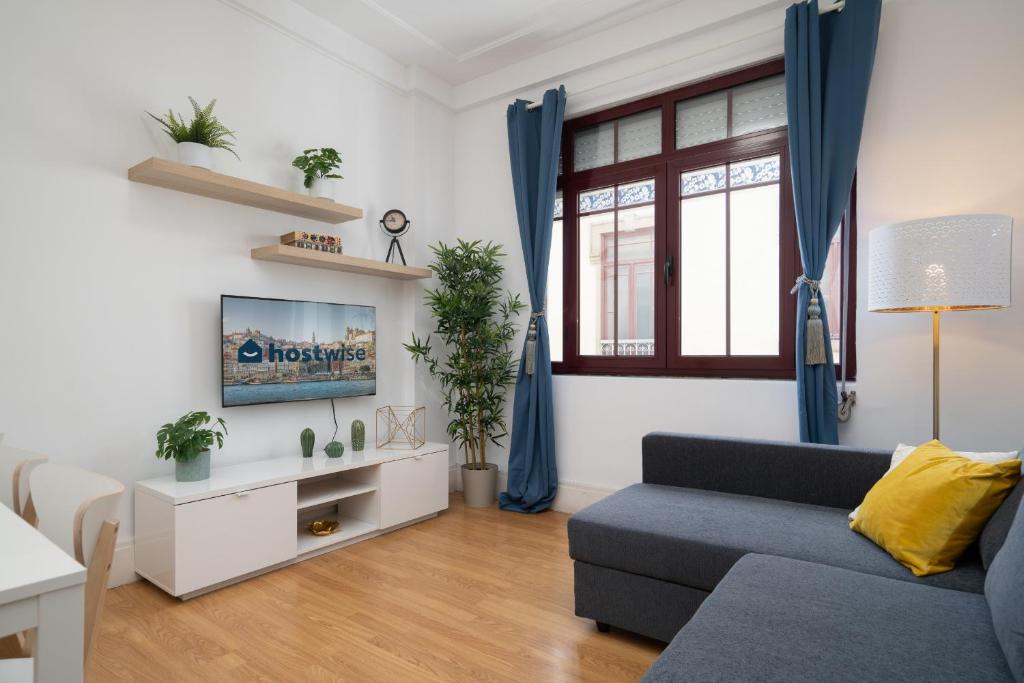 波尔图Spacious Comfortable Apartment - Balcony的带沙发和窗户的客厅