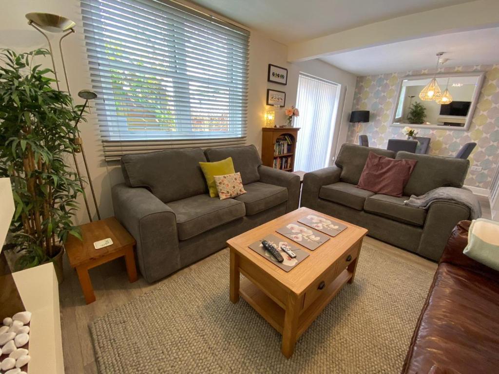 Bassenthwaite LakeMeadowside Cottage的客厅配有两张沙发和一张咖啡桌