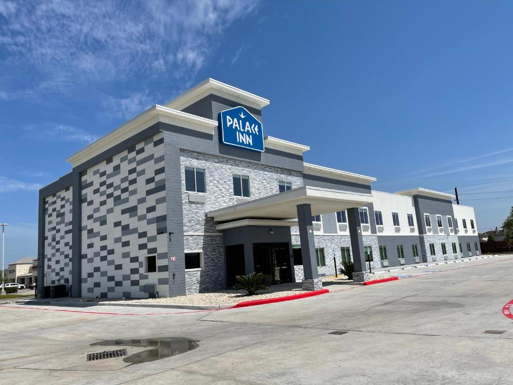 休斯顿Palace Inn Blue Houston East Beltway 8的一座建筑,上面有标志,上面写着停车场的标志