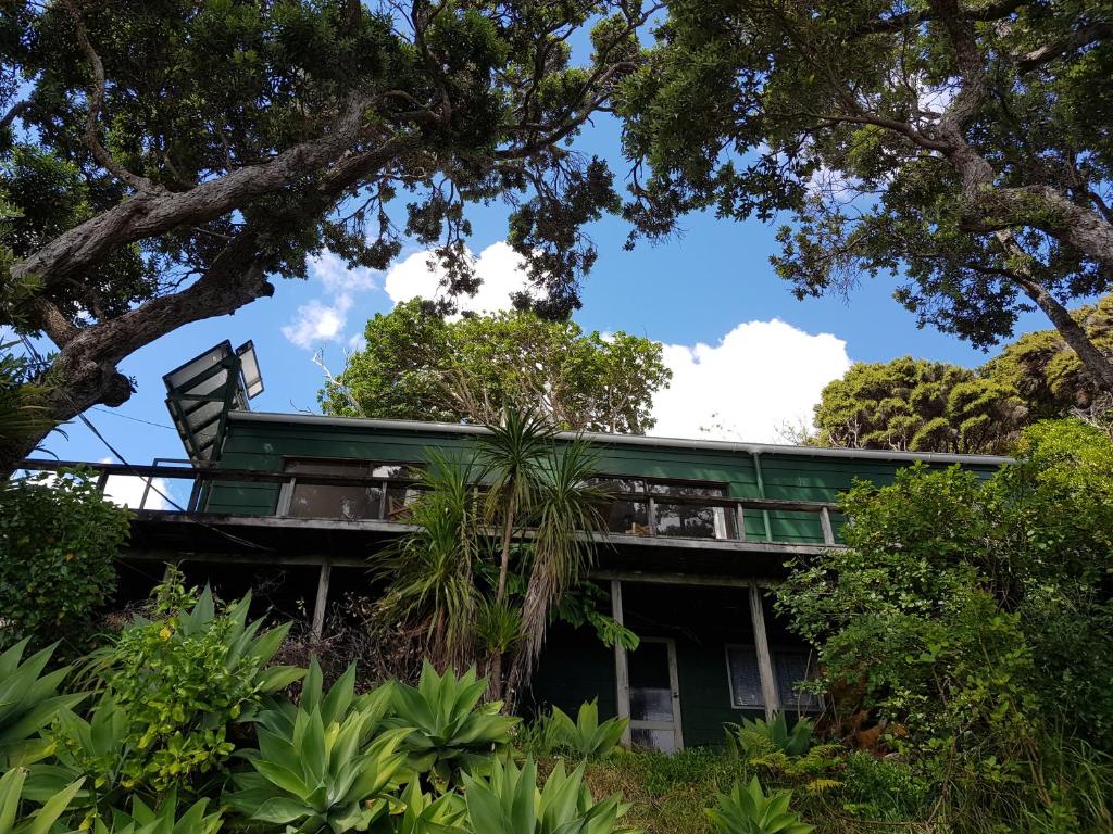 大堡礁岛Awesome View Cottage的树中间的绿色房子