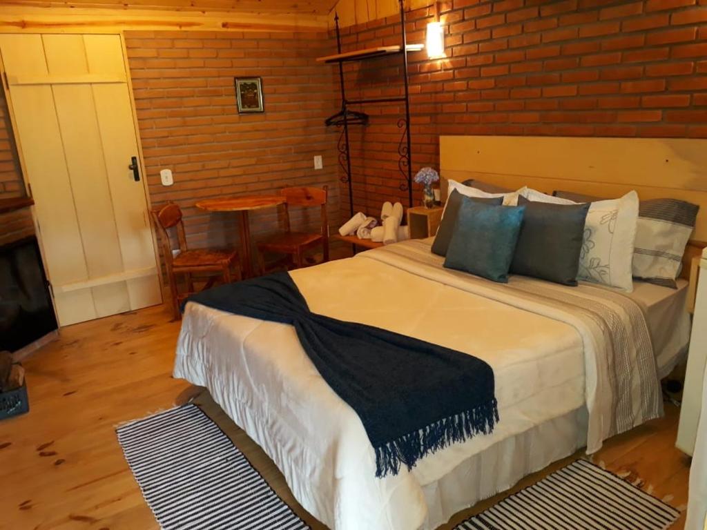 维奥康德马奥Pousada Casa da Vista的一间卧室,卧室内配有一张大床