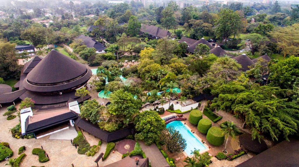 内罗毕赛法瑞公园酒店的享有带游泳池的房屋的空中景致