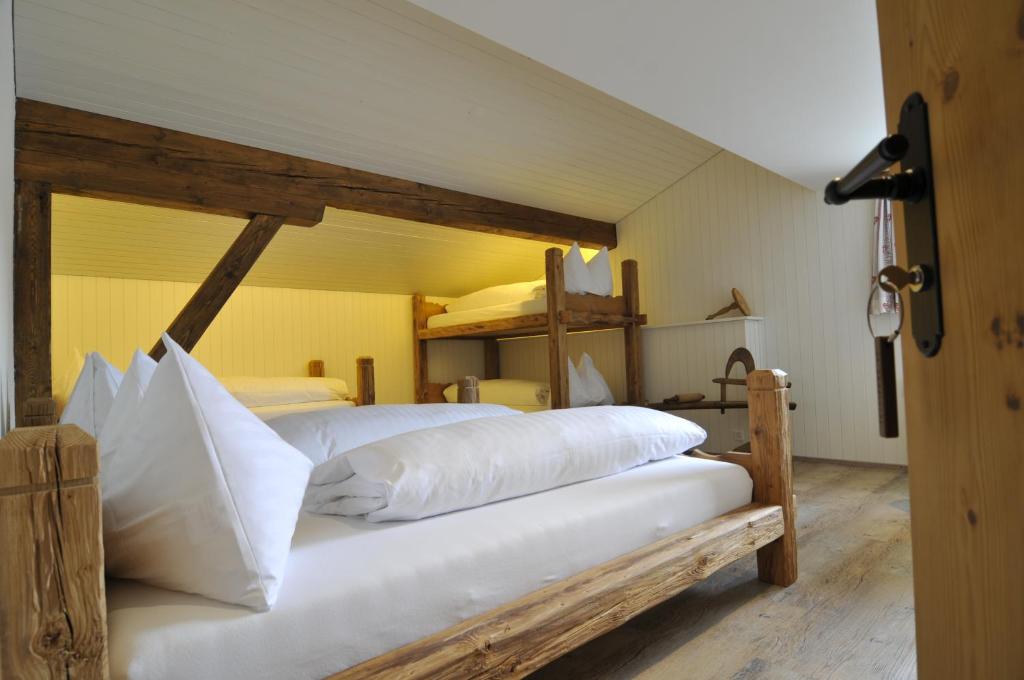 英格堡丽斯蒂斯旅舍的一间卧室配有两张带白色枕头的床