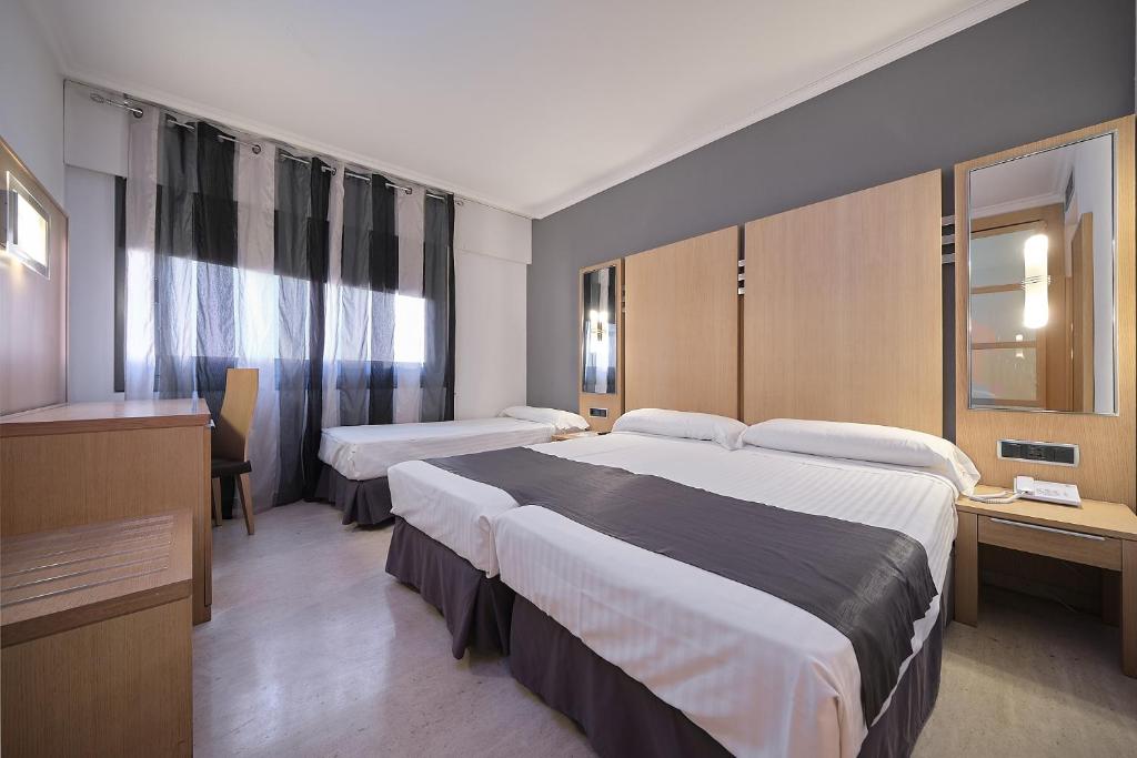 桑亨霍法鲁萨拉松酒店的酒店客房设有两张床和电视。