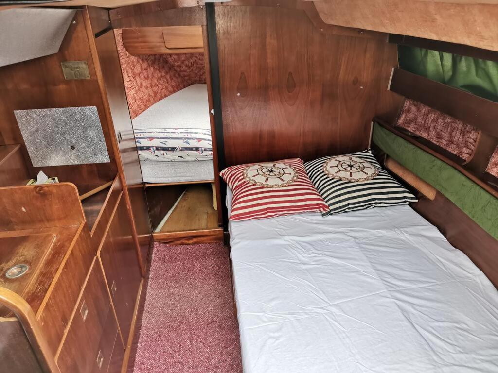 伏尔塔瓦河畔利普诺Ubytování na Jachtě的一间小卧室,内设一张双层床