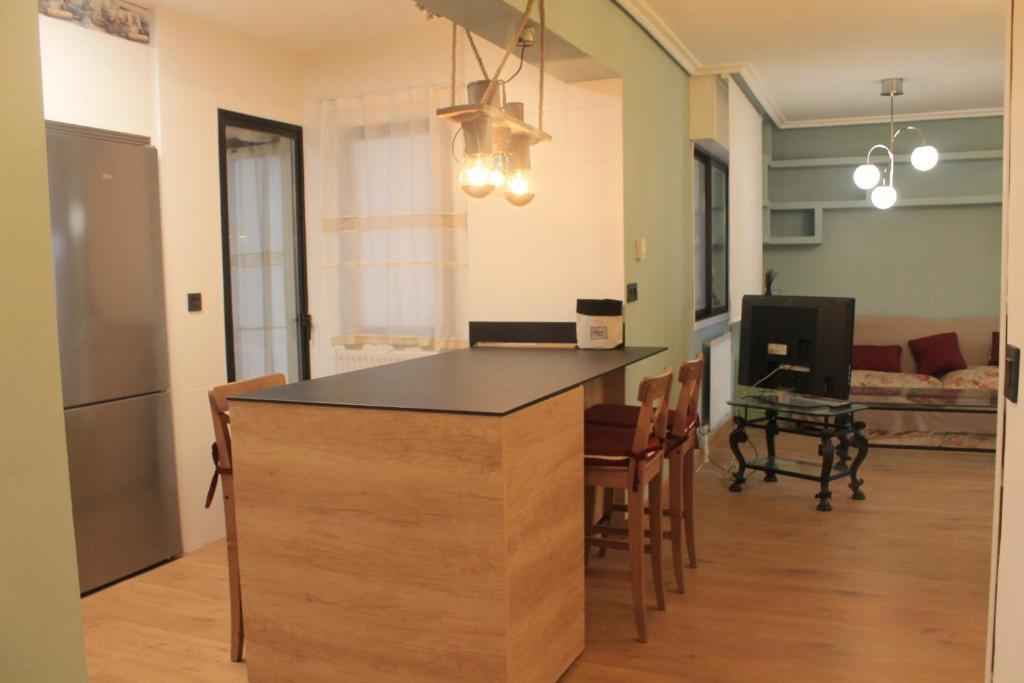 潘普洛纳Apartamento Pamplona Comfort的一间厨房和一个用餐室,在房间内有一个岛屿
