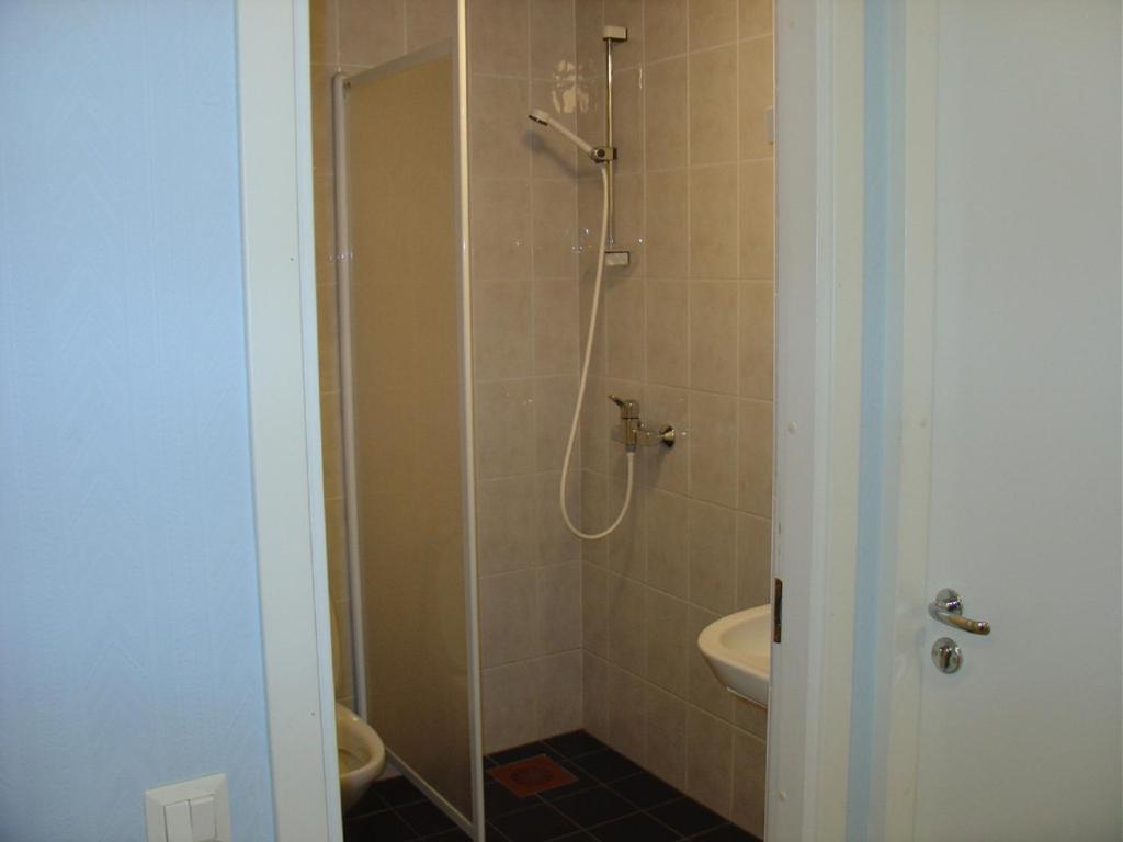 库雷萨雷Kuressaare Airport Guest House的带淋浴、卫生间和盥洗盆的浴室