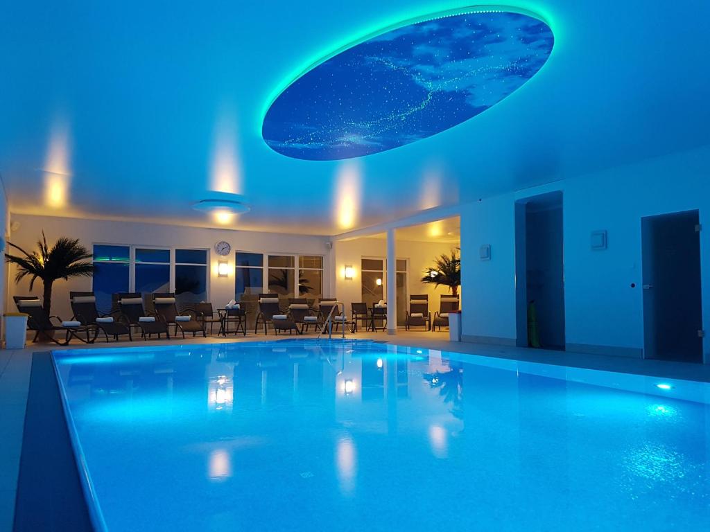 费马恩Avalon Hotel Bellevue的蓝色灯光的酒店游泳池