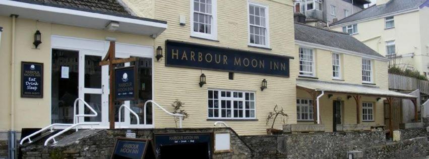 西卢港The Harbour Moon的棕色的月亮旅馆,前面有标志