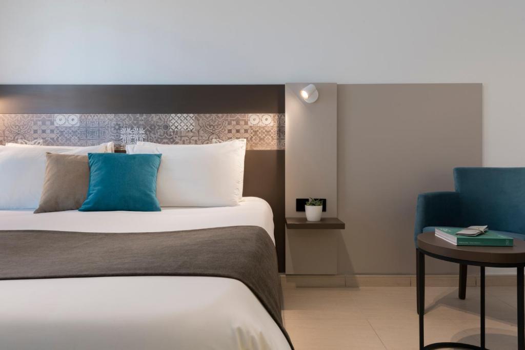 埃尔哥茨拉Bayview Hotel by ST Hotels的酒店客房配有一张床铺和一张桌子。